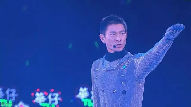 劉德華演唱會唱到一半突然取消,需賠5萬元?紅館損失過百萬,含淚鞠躬:真的唱不了,醫生叫我不要再唱