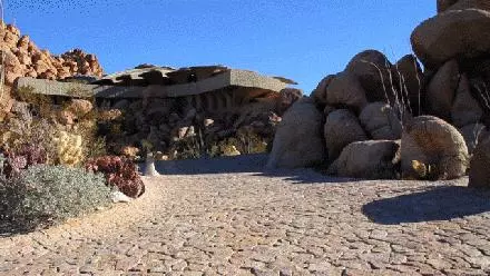 這座被巨石環繞的私人住宅,被稱為沙漠中的「現代有機城堡」!