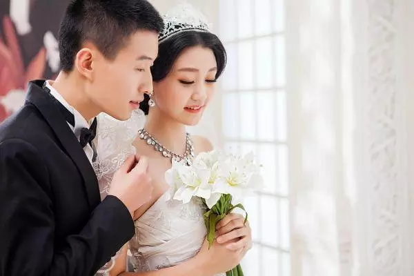 給女兒打電話聽見她大笑,旁邊有其他動靜,我跑去給女婿一巴掌