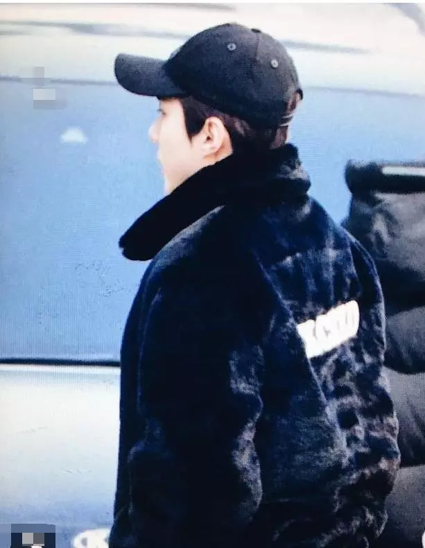EXO上班造型:3名成員穿同款「過冬服」,粉絲調侃:隊長買的嗎?