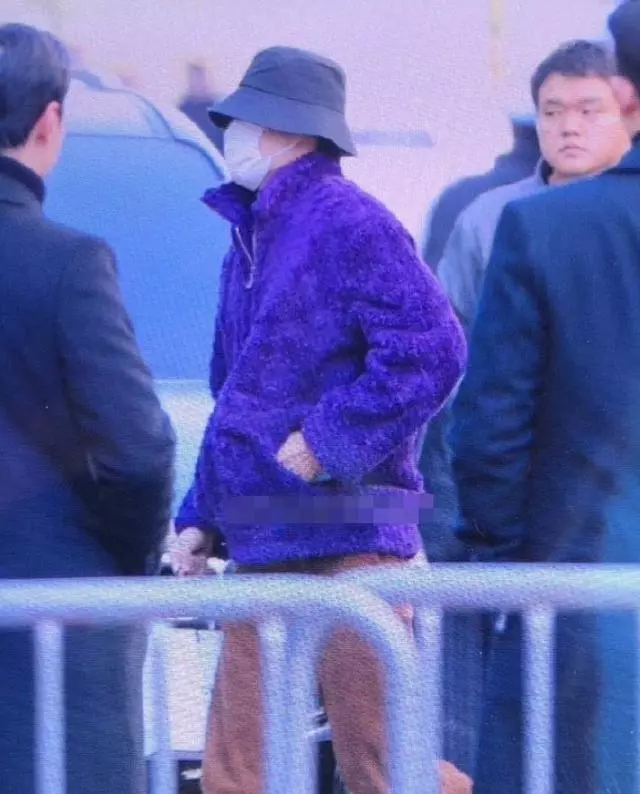 EXO上班造型:3名成員穿同款「過冬服」,粉絲調侃:隊長買的嗎?
