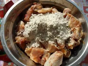 拌點它炸雞肉,這樣炸的雞腿你一定沒吃過,比肯得基的大雞排好吃