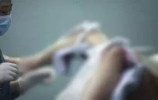 女子做魚療滑進水中,起來後下面巨疼,去醫院檢查,醫生:鑽進去!