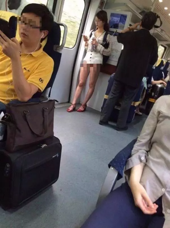 正妹搭地鐵「下半身沒穿」 照片曝光網友瘋傳!