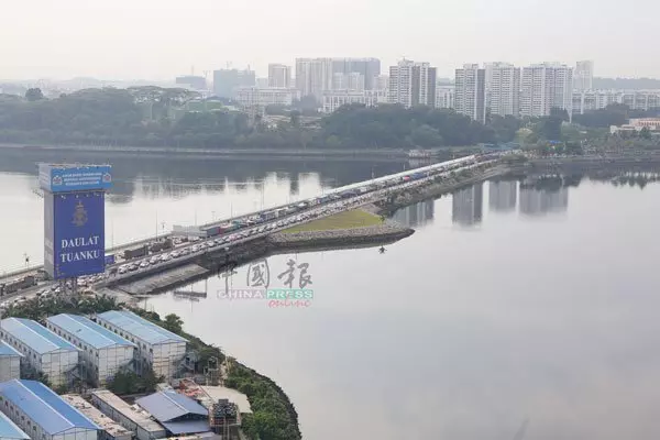 馬新關卡繼續塞【馬勞寧留新加坡不回鄉】划船的話,會不會比較快到家?