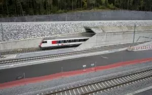 這列火車全長7353米,別說數了,看都看不到頭,號稱世界最長火車