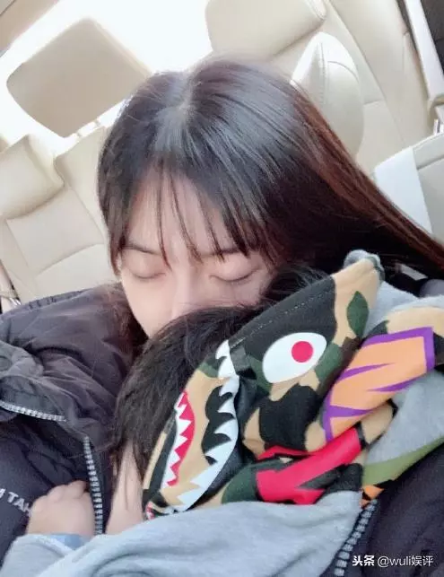baby抱小海綿睡覺,母子倆頭靠頭好溫馨,小海綿肉肉的手超可愛