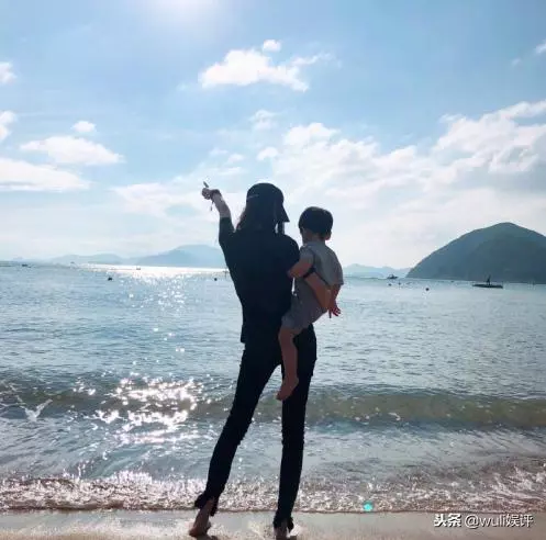 baby抱小海綿睡覺,母子倆頭靠頭好溫馨,小海綿肉肉的手超可愛