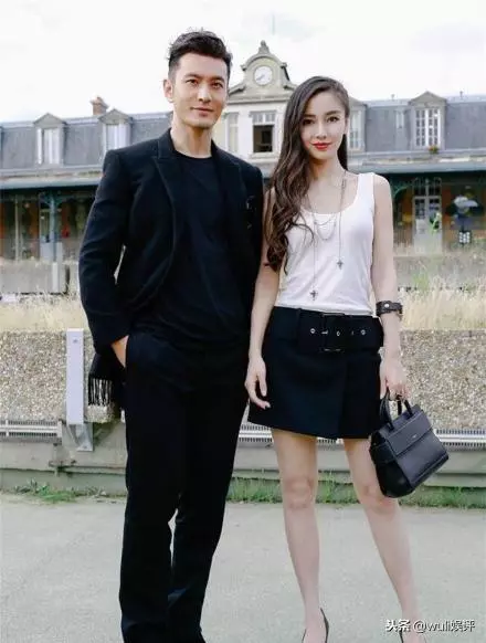 baby抱小海綿睡覺,母子倆頭靠頭好溫馨,小海綿肉肉的手超可愛