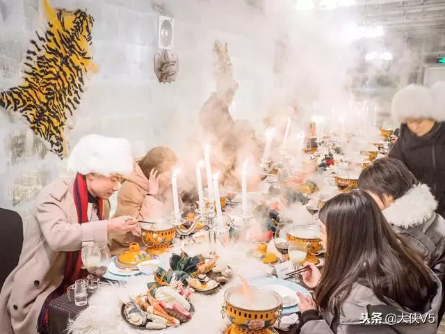 在零下25°C的冰屋吃著熱氣騰騰的火鍋,網友:不會被凍死嗎?