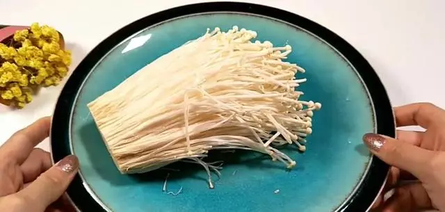 金針菇的根不要扔了,放在家裡還能長,不用每次花錢出去買