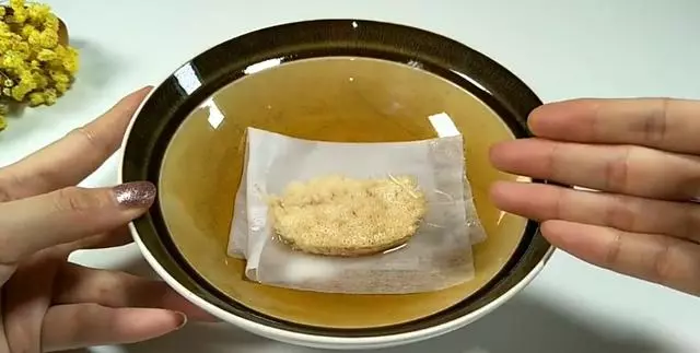 金針菇的根不要扔了,放在家裡還能長,不用每次花錢出去買