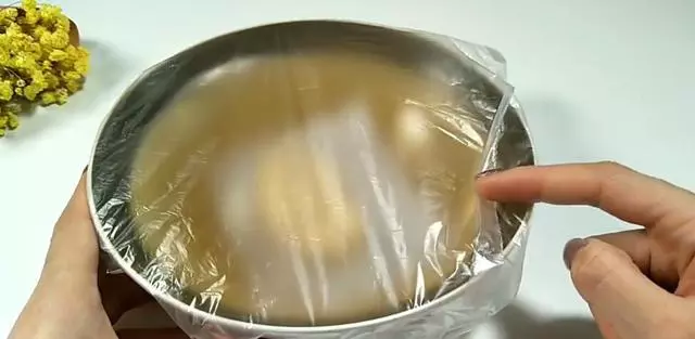 金針菇的根不要扔了,放在家裡還能長,不用每次花錢出去買
