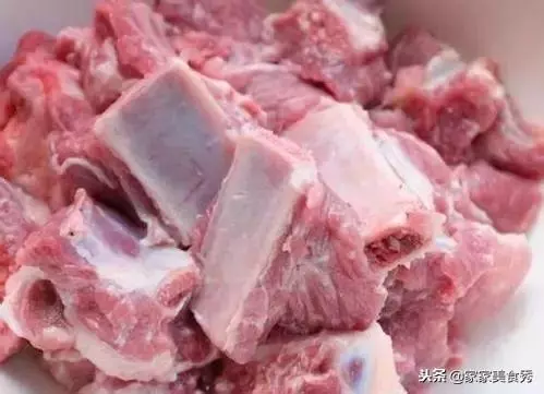 教你一招,排骨不用水焯也能洗的很乾凈,血水髒東西都跑出來了