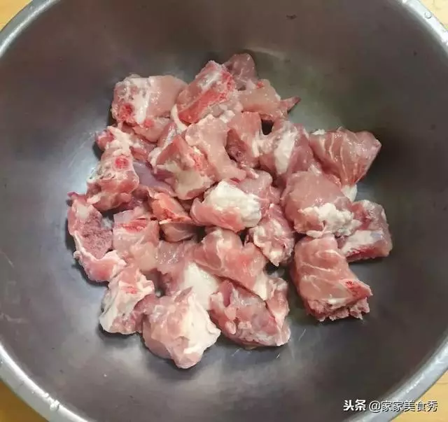 教你一招,排骨不用水焯也能洗的很乾凈,血水髒東西都跑出來了