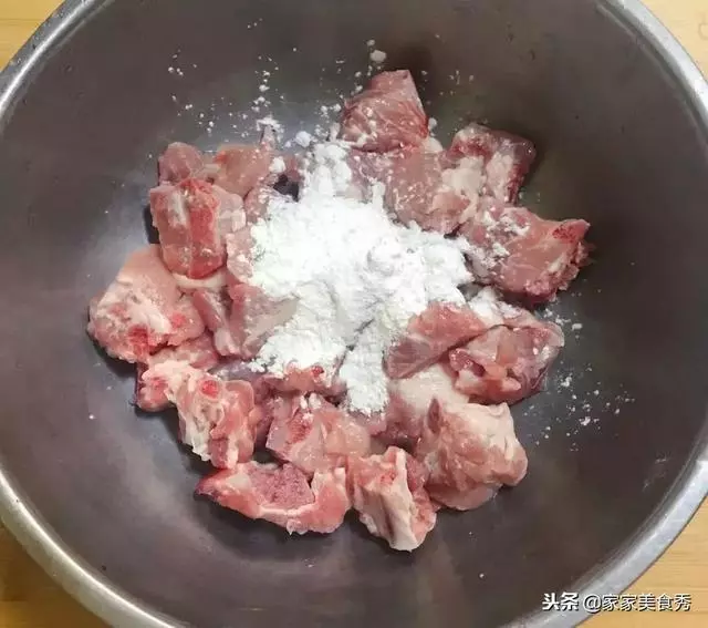 教你一招,排骨不用水焯也能洗的很乾凈,血水髒東西都跑出來了