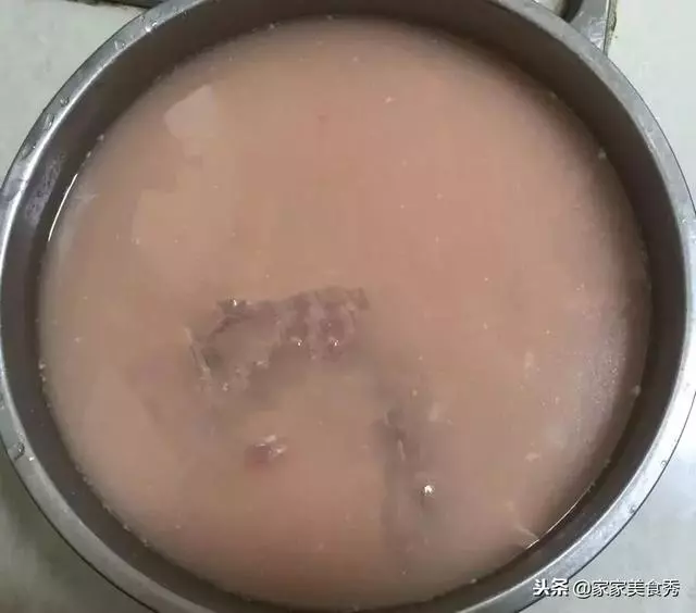 教你一招,排骨不用水焯也能洗的很乾凈,血水髒東西都跑出來了