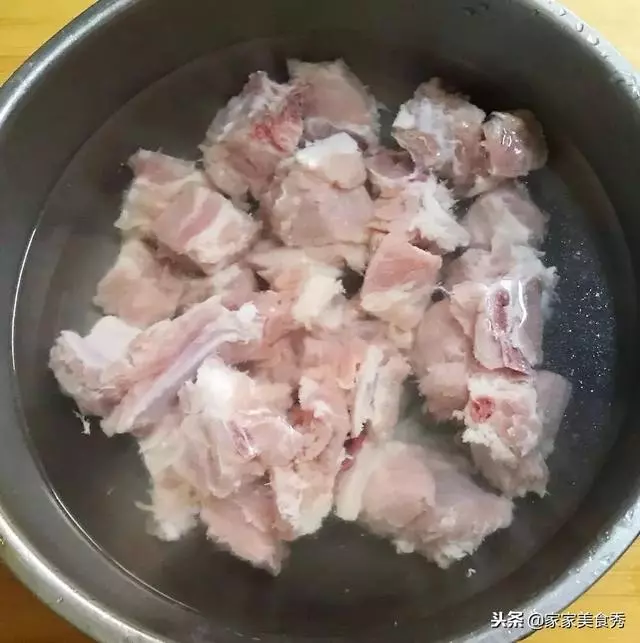 教你一招,排骨不用水焯也能洗的很乾凈,血水髒東西都跑出來了