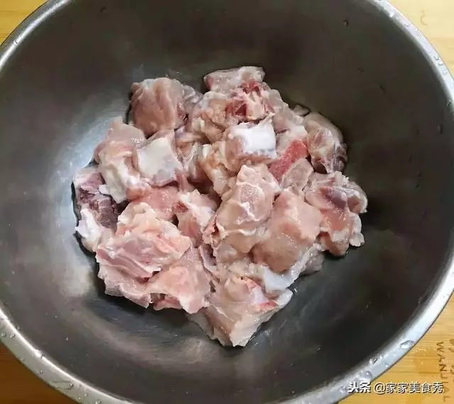 教你一招,排骨不用水焯也能洗的很乾凈,血水髒東西都跑出來了