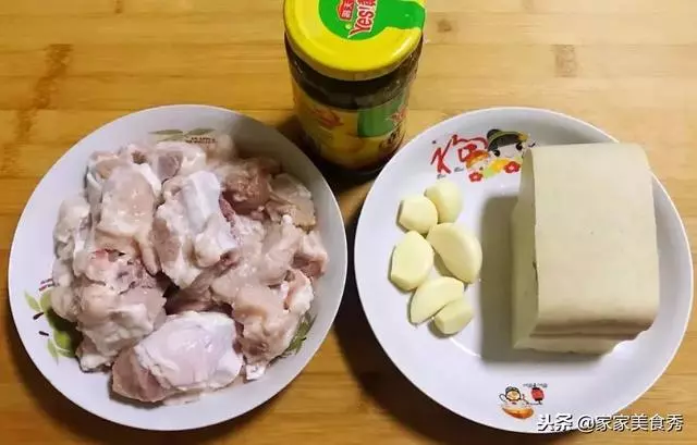教你一招,排骨不用水焯也能洗的很乾凈,血水髒東西都跑出來了
