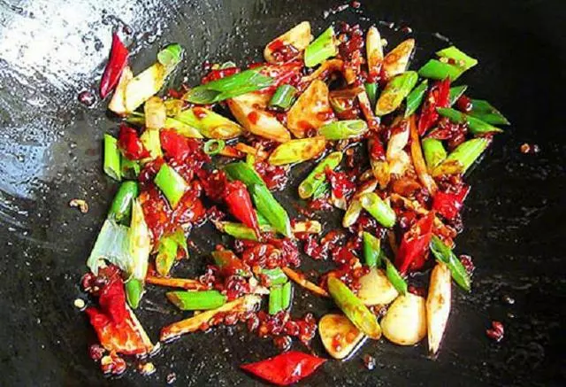 雞肉做成這樣特有面子,有這個小技巧,雞肉不柴,炒2盤也能吃完
