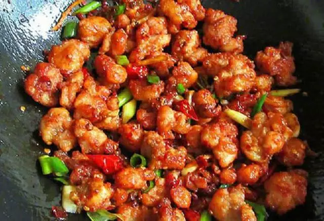 雞肉做成這樣特有面子,有這個小技巧,雞肉不柴,炒2盤也能吃完