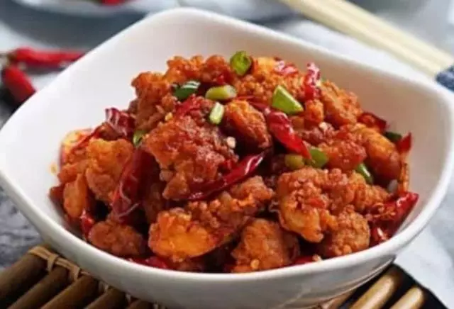 雞肉做成這樣特有面子,有這個小技巧,雞肉不柴,炒2盤也能吃完