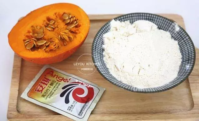 一塊南瓜,一碗麵粉,用筷子壓一下,輕鬆做出軟糯香甜的南瓜花捲,有了它,孩子吃飯更香了!