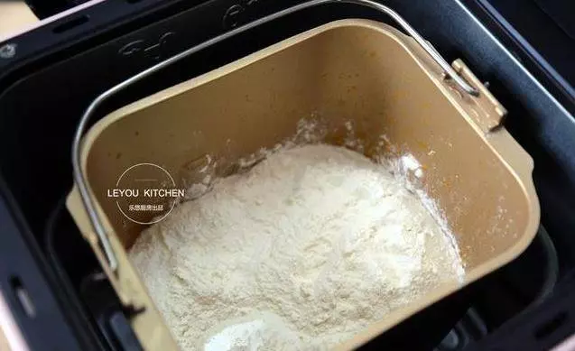 一塊南瓜,一碗麵粉,用筷子壓一下,輕鬆做出軟糯香甜的南瓜花捲,有了它,孩子吃飯更香了!