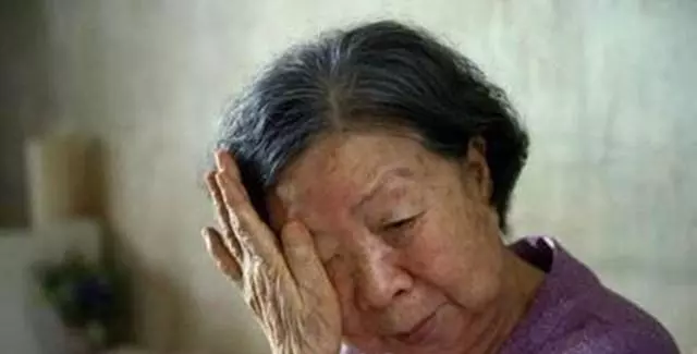 女兒車禍去世,半夜女婿房間傳出女人說話聲,岳母仔細一聽紅了眼