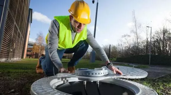 報應來的太快 美國5G網速太慢不到200Mbps 英國用井蓋增強5G信號