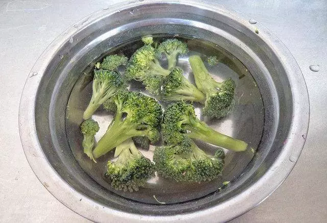 西蘭花只用清水洗不幹凈,教你一招,泥土蟲卵統統跑出來 住家女人都看看吧
