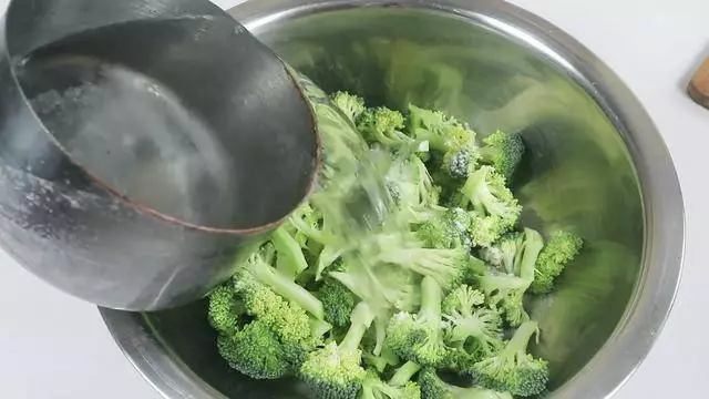 西蘭花只用清水洗不幹凈,教你一招,泥土蟲卵統統跑出來 住家女人都看看吧
