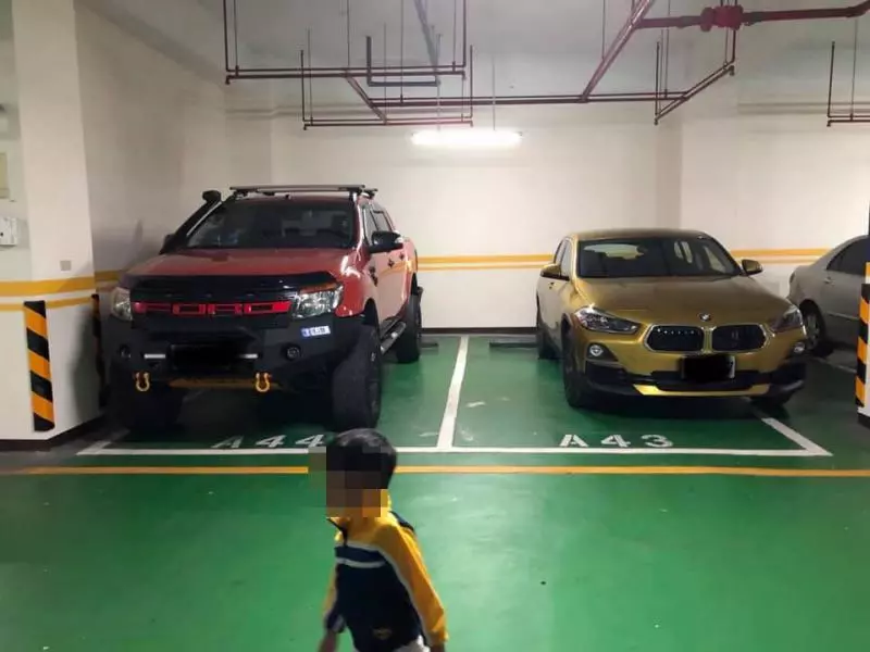 雙方互相尊重!2台百萬名車「離超遠」 網:都是內行人