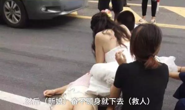 最美新娘!結婚遇車禍 她「穿白紗跪地救人」網友狂讚