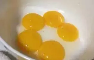 頭髮白了很顯老!1個動作,每天10分鐘,疏通經絡,頭髮慢慢變黑,改善健忘和痴呆