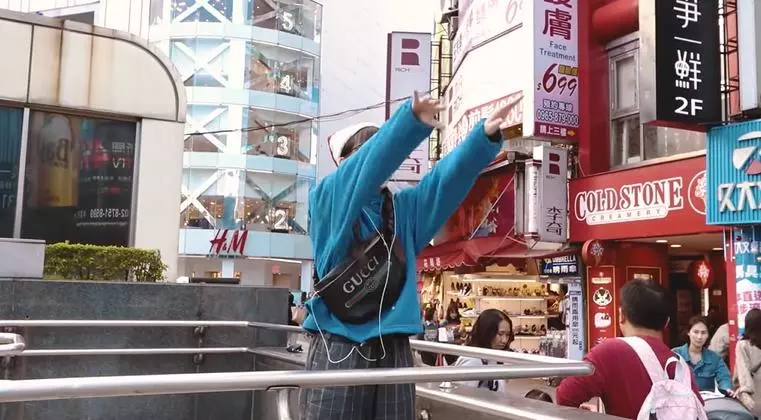 自嘲幻滅型YouTuber!「本本」恥力全開街頭唱跳「印度舞曲」 網崩潰:那來的勇氣?