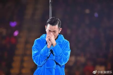 唱到一半「失聲」!「劉德華」哭著道歉:醫生說不能再唱了… 演唱會被迫終止