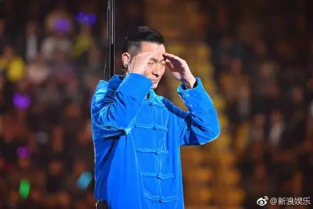 唱到一半「失聲」!「劉德華」哭著道歉:醫生說不能再唱了… 演唱會被迫終止