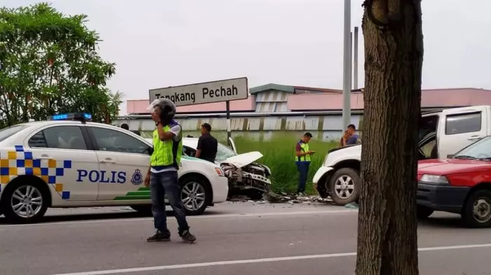 最新驚人《發生在柔佛》公路上演警匪追逐戰 警方逮捕三男一女