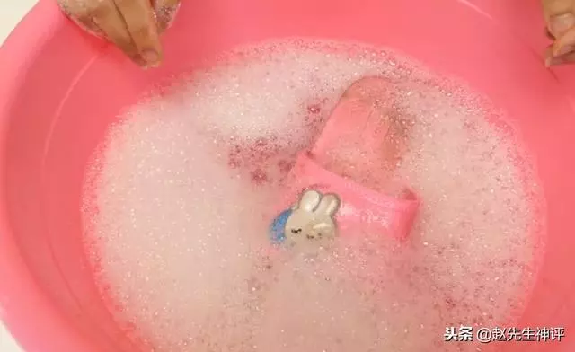 拖鞋穿久了發黑變黃難清理,只需1個小方法,舊鞋立馬變新鞋