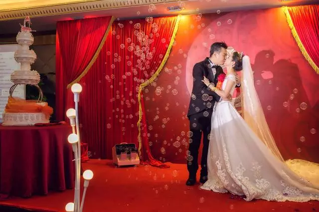 我結婚婆婆一分錢沒給,大姑姐出嫁她給我個存摺,翻開一看愣了