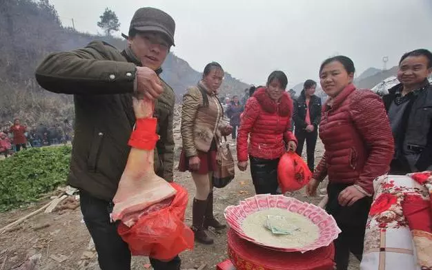 我還沒有嫁給你,我弟問我拿點生活費,為什麼還要請示你啊