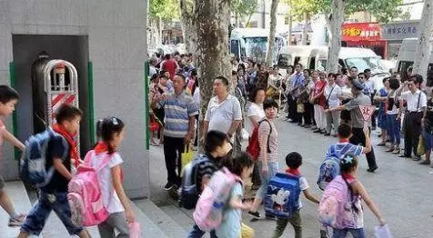 六歲兒子每天撿五百,父親覺得有問題,偷偷跟蹤兒子後,癱在地上