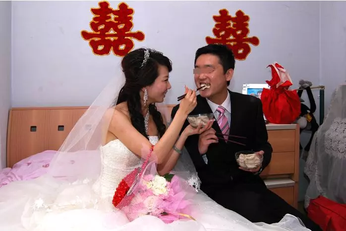 妻子難產,老公堅持保大人,孩子出生後,婆婆耳語道:離婚吧