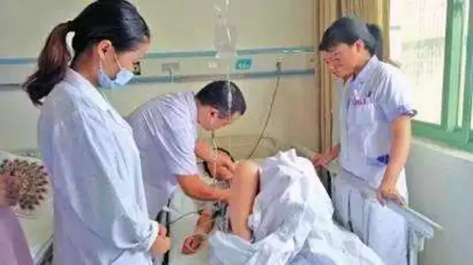 妻子難產,老公堅持保大人,孩子出生後,婆婆耳語道:離婚吧