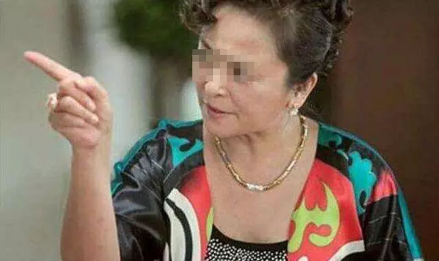 妻子難產,老公堅持保大人,孩子出生後,婆婆耳語道:離婚吧