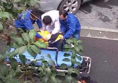 一胎生下2娃,婆家人不聞不問,孕婦無奈帶著孩子從醫院跳樓身亡