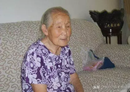 婆婆不會用熱水器,一洗澡就偷著哭,兒媳想幫忙,推開門,癱地上