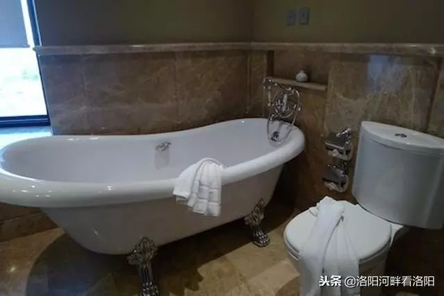 婆婆不會用熱水器,一洗澡就偷著哭,兒媳想幫忙,推開門,癱地上